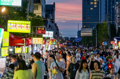 锲而不舍落实中央八项规定精神 | 干部向摊主和食客问计 地摊一条街点亮烟火有序“新夜态”