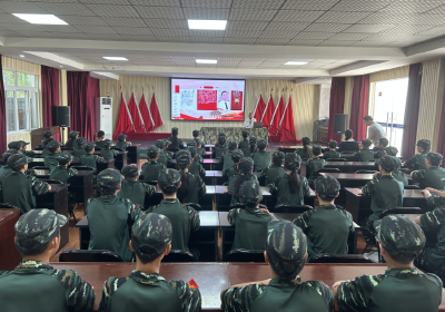 老兵宣讲忆峥嵘 童心献礼敬英雄