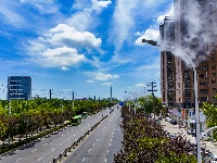 图集 | 智能喷雾双管齐下，荆州街头降尘降温送清凉