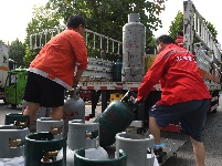 致敬高温下的劳动者|不畏“烤”验 守护千家万户烟火气