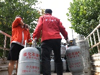 致敬高温下的劳动者|不畏“烤”验 守护千家万户烟火气