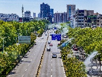图集 | 智能喷雾双管齐下，荆州街头降尘降温送清凉