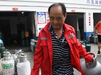 致敬高温下的劳动者|不畏“烤”验 守护千家万户烟火气