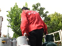 致敬高温下的劳动者|不畏“烤”验 守护千家万户烟火气