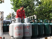 致敬高温下的劳动者|不畏“烤”验 守护千家万户烟火气