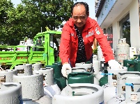 致敬高温下的劳动者|不畏“烤”验 守护千家万户烟火气