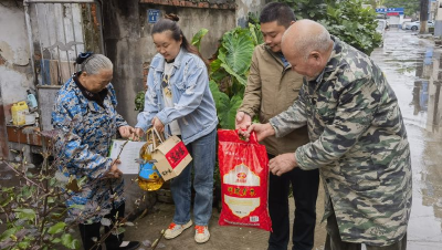 双节送温暖，真情暖民心——荆州区御河社区开展中秋国庆困难群众慰问活动