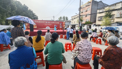 荆州区郢城镇郢南村：楚剧下乡颂华诞 廉月团圆传新风