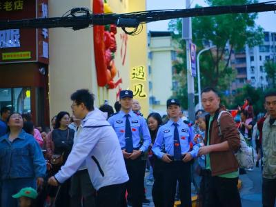 藏蓝身影 点亮五一路最暖烟火气