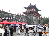图集 | 雨中的宾阳楼游客兴致不减