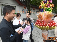 图集 | 雨中的宾阳楼游客兴致不减