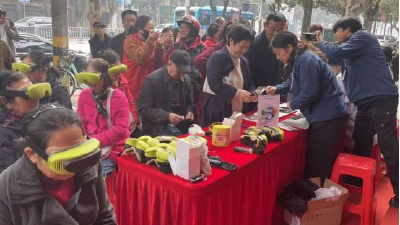 九九重阳送健康：免费贴膜+血糖检测，AI中医、艾灸护眼与VR体验齐登场