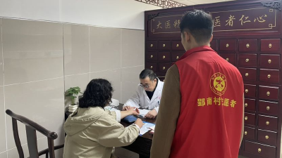 荆州区郢南村：敬老崇孝祈长寿，望闻问切送健康
