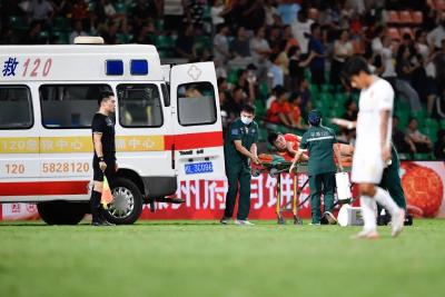 中甲突发：一球员遭恶意犯规致颈椎骨折，或致高位截瘫