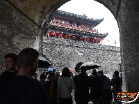 图集 | 雨中的宾阳楼游客兴致不减