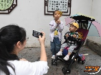 图集 | 雨中的宾阳楼游客兴致不减