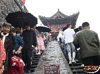 图集 | 雨中的宾阳楼游客兴致不减