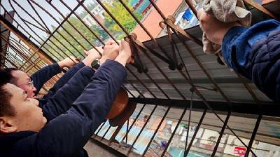 荆州区西城街道：三双手举托安全守护，一条绳牵引平安防线