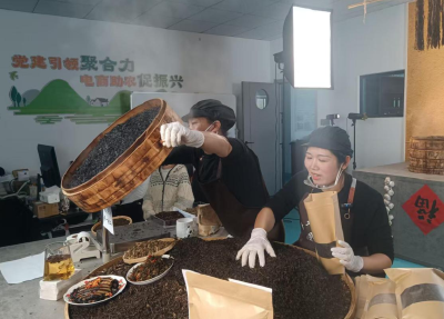 石首市小河口镇：助农直播“接地气” 手工梅干菜香飘全国