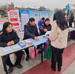 以法治力量，护佑生命健康 荆州区卫健局开展“12.4国家宪法日” 宣传活动