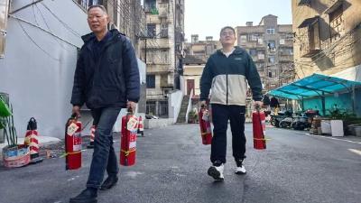 荆州区西城街道民主社区：灭火器换粉“焕新” 筑牢居民安全防线
