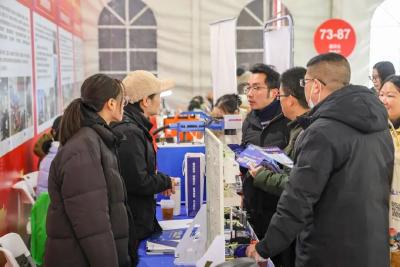 “刘关张”现场揽才！6300+岗位点燃荆州就业热