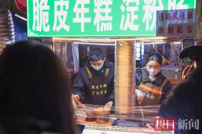 荆州夫妻档小吃摊年进账超百万！每晚炸1000多根淀粉肠