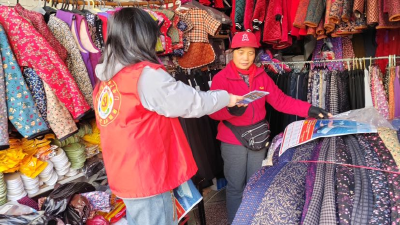 荆州区南门社区岁末暖心行动：年画传情  征兵宣传正当时