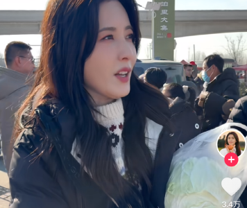 “让我想到了儿时准备年货时的那种氛围……”荆州籍演员曾黎拎着白菜豆腐“打年货”