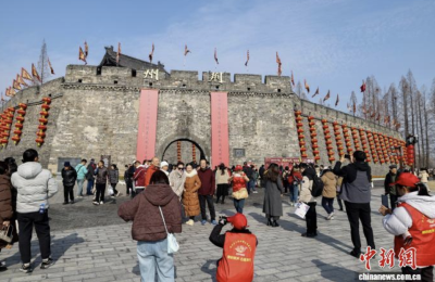中新网推出《（新春见闻）湖北荆州：民众游览荆州古城欢度新春》