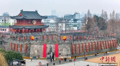中新网推出《（新春见闻）湖北荆州古城挂春联迎新春》