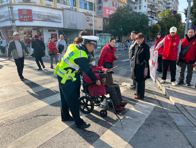 春节我在岗 | 荆州交警：荧光绿守护烟火气 倾情护航民俗嘉年华
