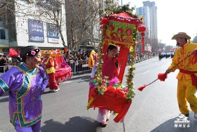 新华社关注荆州！龙腾狮跃闹新春 民俗巡游年味浓