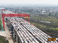 二广高速3标段成片的梁板完成安装