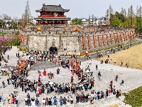 荆州古城开城迎宾 楚风楚韵礼遇荆马跑友