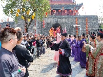 荆州古城开城迎宾 楚风楚韵礼遇荆马跑友