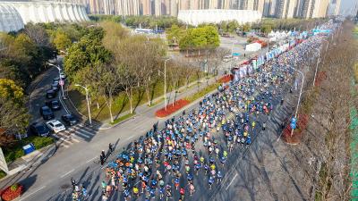 全城联动，热情“拉满”——直击荆州马拉松赛道外的动人瞬间