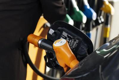 国际油价突破每桶100美元