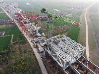 李埠长江公铁大桥
南、北两岸主塔“牵手”进入关键期