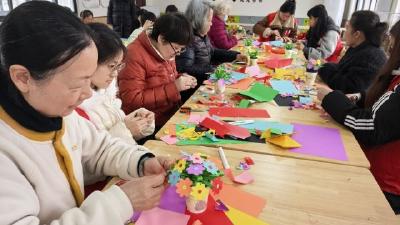 荆州区西城街道民主社区开展“春分之约 共赏春意”趣味手工活动