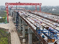 二广高速3标段成片的梁板完成安装