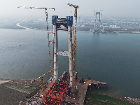 李埠长江公铁大桥
南、北两岸主塔“牵手”进入关键期