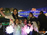 图集 | “荆州十二时辰·荆马之夜”无人机秀点亮古城夜空