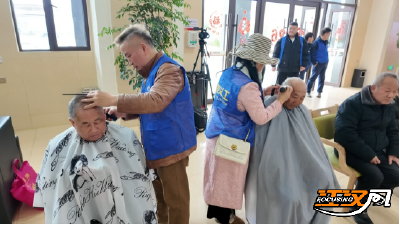 石首市开展“月月欢”伴老同行学雷锋青年志愿服务行动