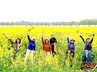 长江大学油菜花海绽放 市民打卡享春日美好时光