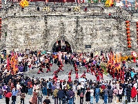 荆州古城开城迎宾 楚风楚韵礼遇荆马跑友