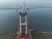 李埠长江公铁大桥
南、北两岸主塔“牵手”进入关键期