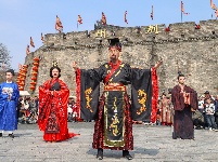 荆州古城开城迎宾 楚风楚韵礼遇荆马跑友