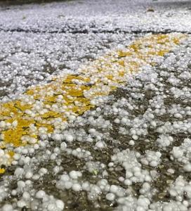 炸醒式冰雹突袭武汉！湖北多地76条预警连发，局地或现龙卷风