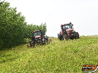 江陵铁牛矶荆江大堤动用拖拉机“美容”